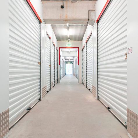 10 Things You Should Never Keep in a Storage Unit Storage Unit Workshop, Storage Unit Closet, Organized Storage Unit, Organizing Storage Unit, Storage Unit Organization Ideas, Storage Unit Organization, Self Storage Units, Storage Facility, Mini Storage