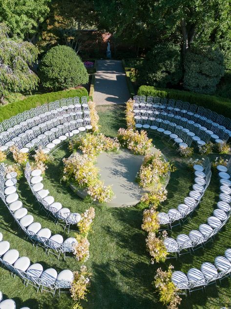 Round Wedding Altar, Circular Seating Wedding, Circular Ceremony Seating, Small Wedding Ceremony Seating, Curved Wedding Aisle, Unique Ceremony Seating, Circle Alter Wedding, Circle Ceremony Seating, Luxury Wedding Venues Outdoor