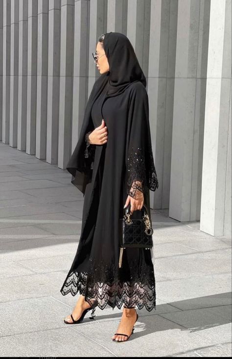 Black Abaya Designs Dubai Style, Abaya Fashion Black, Burka Fashion, Hijabi Dubai, Dubai Abaya Fashion, Work Abaya, Burkha Designs, Modest Fashion Muslim, Black Abaya Designs