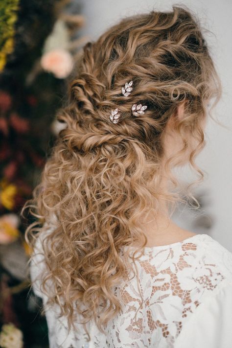 Wedding Hairstyles For Brown Hair Brides, Wedding Hair Tips, Curly Bridal Hair, Natural Hair Conditioner, Beautiful Wedding Hair, Curly Wedding Hair, Costume Noir, Simple Rose, Wedding Hair Down