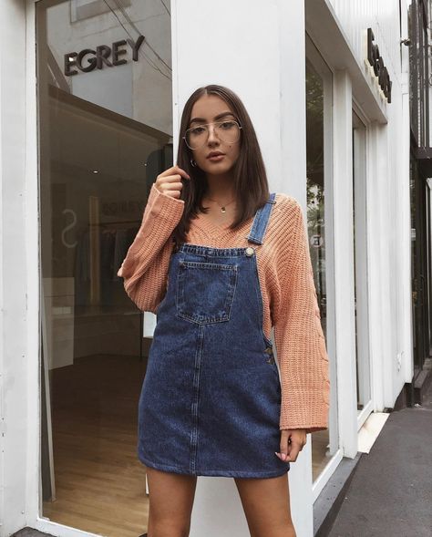 Jumper Outfit Short, Denim Jumper Dress Outfit, Jean Overall Dress Outfit, Denim Overall Dress Outfit, How To Style Dungarees, Denim Jumper Outfit, Jumper Dress Outfit, Jean Overall Dress, Outfits Bonitos