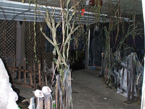 Garage Halloween Party, Bayou Party, Dungeon Ideas, Haunted Garage, Haunted Garden, Swamp Theme, Haunted Trail, Halloween Entryway, Halloween Garage