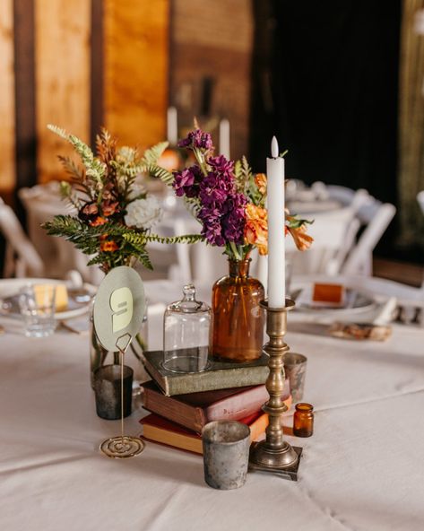 Cool Wedding Centerpieces, Simple Vintage Centerpieces, Antique Wedding Centerpiece Ideas, Vintage Farmhouse Wedding Decor, Old Book Wedding Decor, Antiques Wedding Decor, Vintage Style Centerpieces, Thrifted Wedding Vases, Vintage Guest Book Table For Wedding