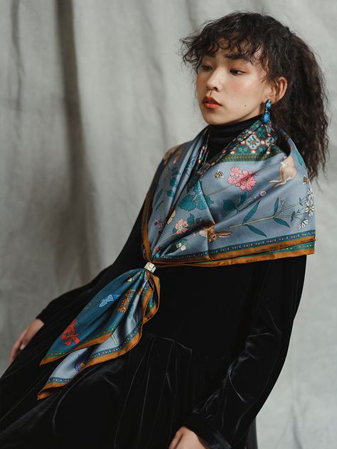 Large Silk Scarf Outfit, Silk Scarf Fall Outfit, Silk Scarf Accessory, Silk Scarf Fashion, Silk Scarf Styling, Scarf Outfit Ideas, Satin Scarf Outfit, Scarf Fashion, Square Silk Scarf Tying