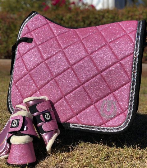 Barbie Horse, Mare Horse, Pink Horse, Saddle Pads English, Western Saddle Pads, Horse Saddle Pads, Bff Gifts Diy, Horse Riding Clothes, Horse Fashion