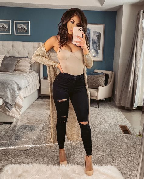 Black Pants Thanksgiving Outfit, Casual High Waisted Pants Outfit, Bodysuit Jeans Heels, Valentine’s Day Concert Outfit, High Heel Outfits Jeans, Black Pants And Heels Outfit, Glitter Cardigan Outfit, Jeans Bodysuit Outfit Heels, Jeans Going Out Outfit Fall