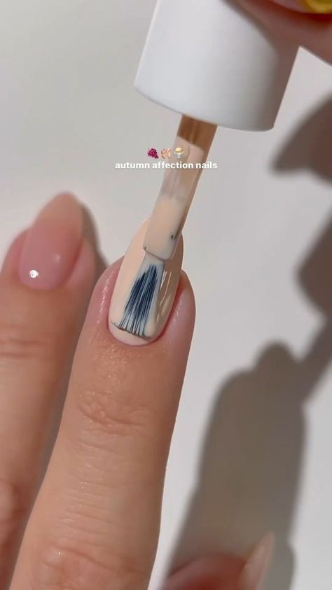 ➡️Her IG:@heygreatnails Simple Beige Nail Designs, Autumn Inspo Nails, Easy Simple Fall Nails, Simple Nail Designs To Do Yourself, Trio Nail Ideas, How To Paint Your Nails At Home, How To Put Nail Polish Perfectly, Natural Nail Ideas Fall, Nails For Working Women