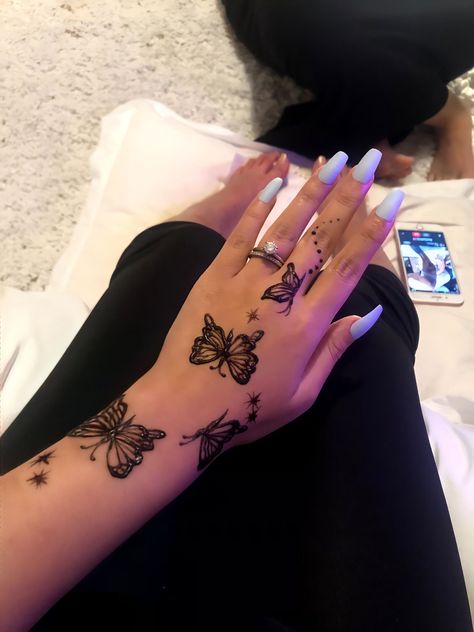 42 Tattoo, Cute Henna Tattoos, Henna Inspired Tattoos, Tato Henna, Hand And Finger Tattoos, Cute Hand Tattoos, Pretty Hand Tattoos, Butterfly Tattoos For Women, Small Pretty Tattoos