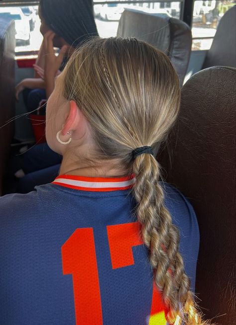 Softball Hairstyles: Trendy Looks for Game Day and Practice 16 Game Day Hairstyles Volleyball, Cute Volleyball Hairstyles, Cute Sporty Hairstyles, Volleyball Hairstyles For Long Hair, Soccer Hairstyles, Volleyball Hair, Soccer Hair, Track Hairstyles, Preppy Hairstyles