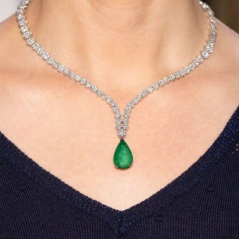 A dazzling accessory that turns heads at any wedding #engagementrin #homedeco #pinnerschoic Emerald Jewelry Necklace, Gold Fringe Necklace, Emerald Green Jewelry, Diamond Necklace Wedding, Emerald Set, Diamond Drop Necklace, Pearl And Diamond Necklace, Cocktail Jewelry, Diamond Necklace Set