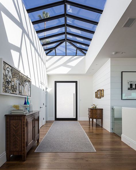 Skylight or glass roof for the entry, you decide Roof Skylight, Skylight Design, Aesthetic Interior Design, Farmhouse Side Table, Casa Container, Patio Roof, Glass Roof, Design Del Prodotto, House Roof