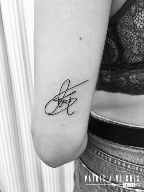 Firma #tatuajefirma Tattoo Signature Placement, Signature Tattoo Placement, Signature Tattoo Ideas, Tattoo Signature, Snap Streak, Tattoo Feminina, Lifestyle Art, Tattoo Placement, Pretty Tattoos