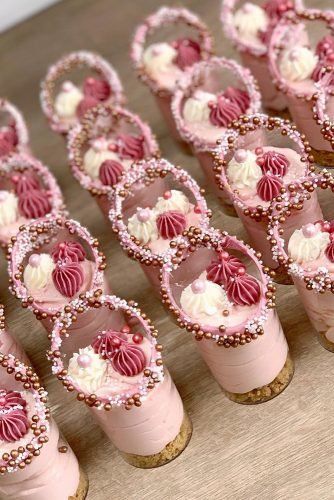 Wedding Dessert Ideas, Dessert Cups Recipes, Dessert Shooters, Mini Dessert Cups, Dessert Shots, Christmas Shortbread, Pink Desserts, Non Traditional Wedding, Shower Desserts