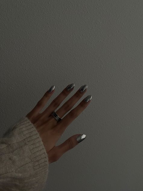 Chrome Grey Nails, Gray Chrome Nails, Grey Chrome Nails, Dark Grey Nails, Black To Silver Ombre, Grey Nails, Halloween Beauty, Silver Ombre, Gray Nails