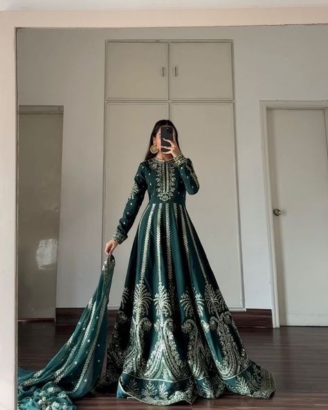 Long Maxi Dress Wedding, Maxi Pakistani Formal Wear, Bridal Anarkali Dress, Desi Maxi Dress, Desi Gown Dresses, Trendy Party Wear Dresses For Women, Indian Designer Anarkali Dresses, Desi Dress Design, Gowns Dresses Elegant Indian