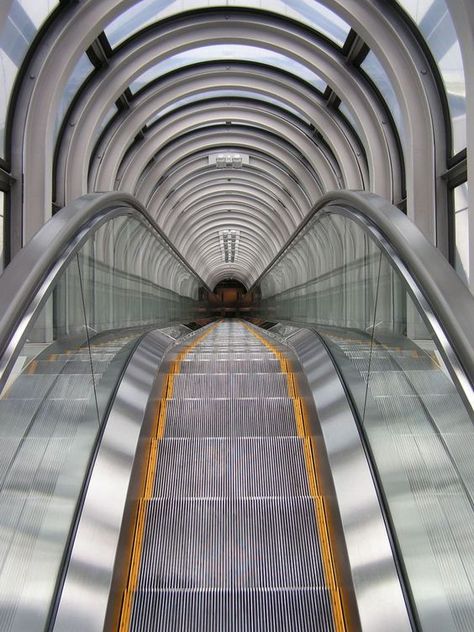 this is and example of leading lines because the lines work together and lead you into the picture: Arch Stairs, Symmetry Photography, Framing Photos, Osaka Travel, Composition Techniques, Sky Building, Leading Lines, Photo Women, Line Photography