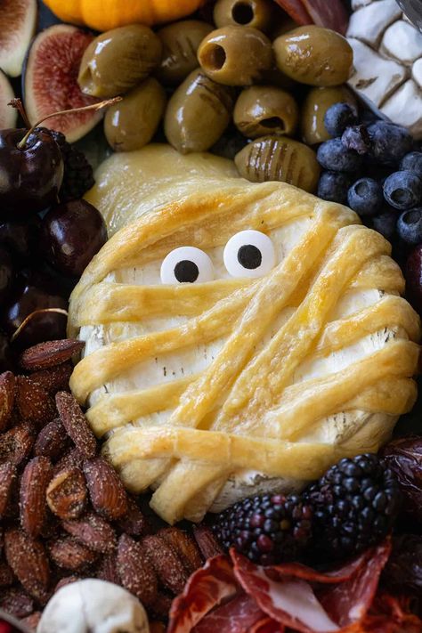 Mummy brie is an easy and delicious savory Halloween appetizer! With just a few simple ingredients, this gooey cheese is great for Halloween! Halloween Dessert Platter, Mummy Brie, Halloween Appetizer, Pumpkin Carving Party, Brie Recipes, Dessert Platter, Quick And Easy Appetizers, Halloween Appetizers, Frozen Puff Pastry