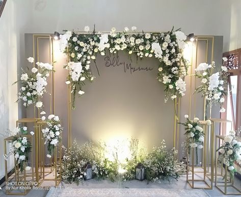 Dekor Tunangan Simple, Dekor Lamaran Simple Elegant, Minimalist Wedding Stage, Wedding Backdrop Design Rustic, Decor Tunangan, Wedding Backdrop Design Indoor, Minimalist Wedding Backdrop, Dekor Akad Nikah, Minimalist Wedding Decorations