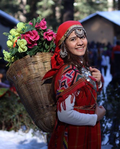 Kashmiri Outfits For Women, Kashmir Trip, Easy Photography Ideas, Guru Pics, Dress Illustration, Designer Dresses Casual, Girly Art Illustrations, Jammu And Kashmir