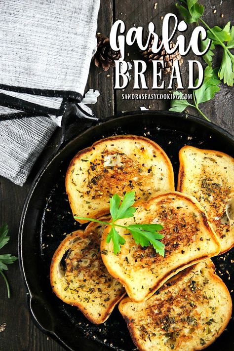 Skillet Toasted Garlic Bread - Sandra's Easy Cooking Garlic Bread Spread, Easy Garlic Bread Recipe, Homemade Garlic Bread Recipe, Bread Calories, Bread Garlic, Garlic Toast, Homemade Garlic Bread, Garlic Cheese Bread, Dried Parsley