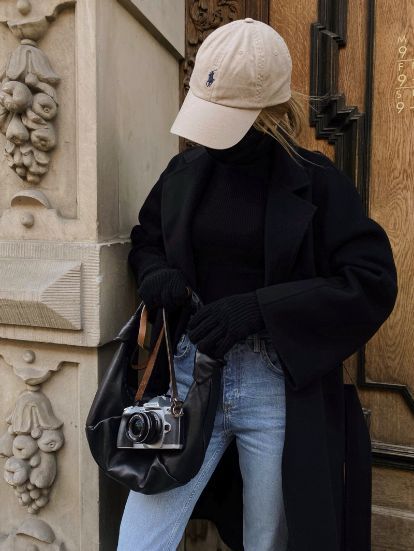 Baseball Cap Outfit Dressy, Cap Outfits For Women Winter, Barcelona February Outfit, Polo Cap Outfit Women, Polo Hat Outfit Women, Baseball Hat Outfit Fall, Barcelona Winter Outfit, Barcelona Outfits Winter, Polo Hat Outfit