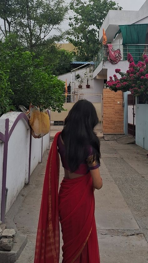 Sharee Aesthetic Pic, Girls In Saree Aesthetic, Girls Aesthetic Indian, Traditional Picture Ideas, Saree Poses For Women, Aesthetic Girl Indian, Girl Indian Aesthetic, Indian Aesthetic Girl, Indian Saree Aesthetic