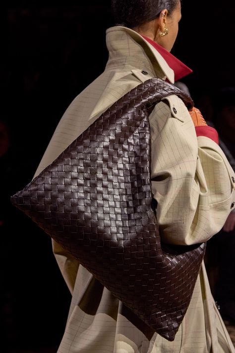 Bottega Veneta Fall 2024 Ready-to-Wear https://www.vogue.com/fashion-shows/fall-2024-ready-to-wear/bottega-veneta/slideshow/collection#40 Bottega Veneta Bag Outfit, Fw 2024, Bottega Bag, Sac Tote Bag, Bottega Veneta Bag, Fall Handbags, Brown Bag, Fall Accessories, Bag Trends