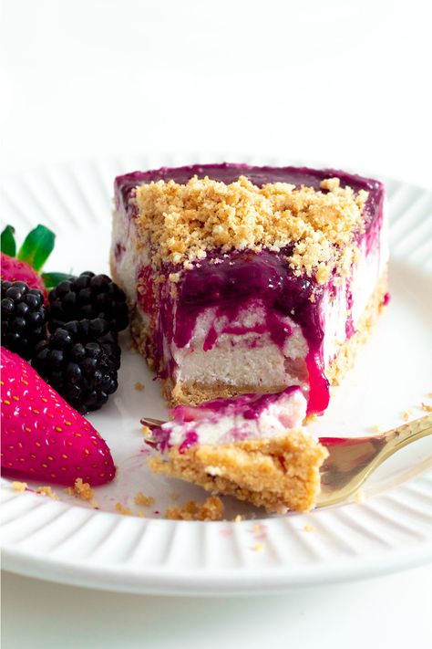 Vegan no-bake berry cheesecake Berry Cheesecake Recipes, Berry Coulis, Raw Cheesecake, Berry Cheesecake, Buttery Biscuits, Digestive Biscuits, Vegan Cream Cheese, Baking Tins, Vegan Condiments