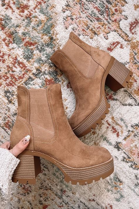 brown platform ankle booties Fall Boots Ankle, Heels Boots Outfit, Heel Chelsea Boots, 2022 Fashion Trends, Chunky Heeled Boots, Brown Heeled Boots, Boots Outfit Ankle, Chunky Heel Booties, Heeled Chelsea Boots