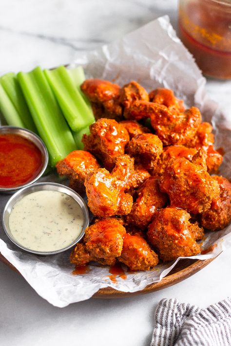 Boneless Buffalo Wings, Air Fryer Buffalo Cauliflower, Buffalo Cauliflower Wings, Buffalo Cauliflower Recipes, Super Bowl Food Healthy, Best Appetizer, Appetizer Party, Healthy Superbowl, Cauliflower Buffalo Wings