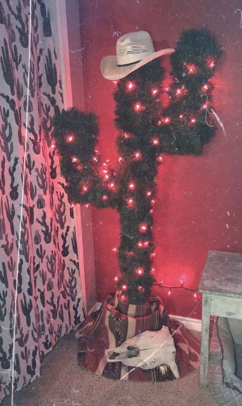 Cactus Tree Christmas, Diy Christmas Cactus, Western Christmas Tree Ideas, Punchy Christmas, Cute Western Room Ideas, Western Christmas Outfits, Western Christmas Decorations, Western Room Ideas, Cactus Christmas Trees