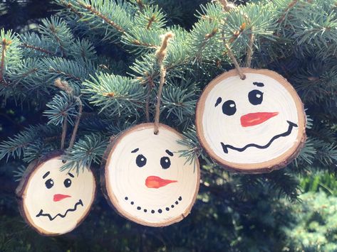 Wine Cork Birdhouse, Wood Slice Christmas Ornaments, Wood Slice Christmas, Birdhouse Ornaments, Wooden Snowmen, Snowman Christmas Ornaments, Snowman Faces, Christmas Wood Crafts, Wooden Christmas Ornaments