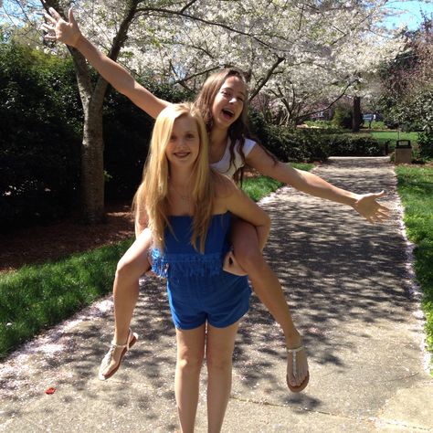 Best friend piggy back ride spring photoshoot garden Piggy Back Pose, Deb Photos, Photoshoot Garden, Graduation 2025, Group Picture Poses, Piggy Back Ride, Piggy Back, Couples Pics, Friend Ideas