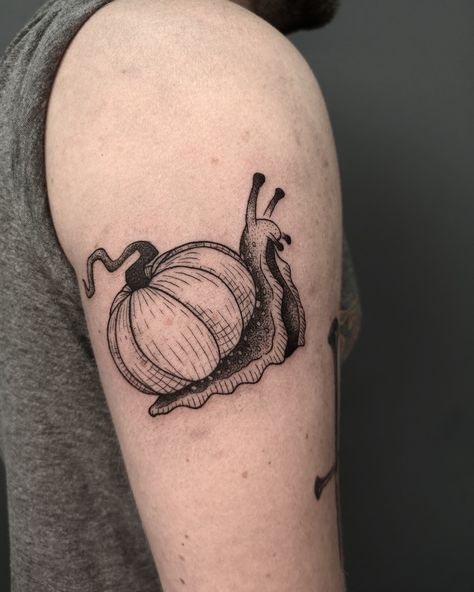 Little pumpkin snail tattoo perfect for Halloween season #halloweenart #halloweentattoo #tattoodesign #tattooidea Halloween Bug Tattoo, Bat Halloween Tattoo, Cute Bone Tattoo, Spooky Whimsical Tattoo, Pumpkin Line Tattoo, Spooky Nature Tattoo, Spooky Garden Tattoo, Halloween Tattoo Ideas For Women, Pumpkin Vine Tattoo