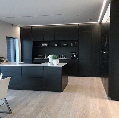 Black Kitchen Design, Interior Minimalista, Luxury Kitchen Design, Kitchen Room Design, Black Kitchen, Kitchen Paint, Painting Kitchen Cabinets, Kitchen Cabinet Design, Black Kitchens