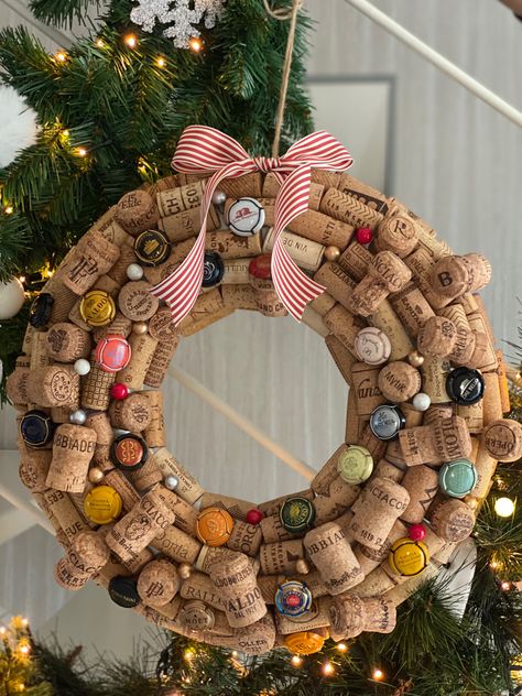 Cork Hearts, Cork Wreath Diy, Cork Garland, Wine Cork Diy Projects, Cork Diy Projects, Christmas Wreath Ideas, Wine Cork Wreath, Wine Cork Diy Crafts, Wine Cork Projects