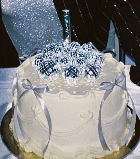 Mirror Ball Birthday Cake, Mirrorball Birthday Cake, Mirrorball Birthday Party, Cake With Disco Ball, Mirror Ball Birthday, Mirrorball Birthday, Disco Ball Birthday Cake, Mirror Ball Cake, Mirrorball Party