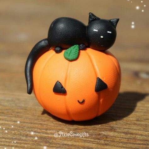 Fimo Halloween, Sleepy Cats, Polymer Clay Halloween, Halloween Clay, Halloween Is Coming, Clay Diy Projects, Cute Polymer Clay, Clay Animals, Cute Clay