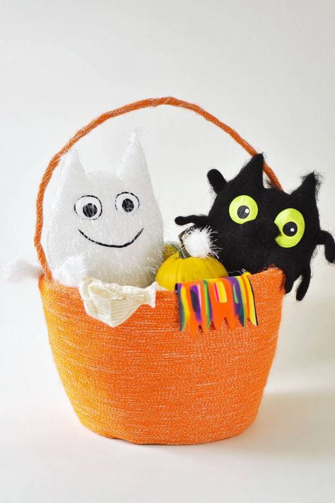 Looking for a unique Halloween gift?  Look no further than boo baskets!  They're perfect for friends, family, coworkers, or even your favorite teacher!  Find 15 boo basket ideas with something for everyone on your list! Boo Basket Ideas, Halloween Themed Snacks, Pumpkin Carving Tools, Boo Baskets, Fall Candle Scents, Boo Basket, Themed Gift Baskets, Halloween Baking, Spooky Treats