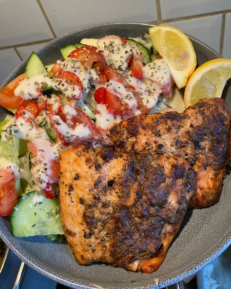 Pescatarian Aesthetic, Pescatarian Lunch Ideas, Pescatarian Lunch, Healthy Dinner Aesthetic, Pescatarian Dinner Ideas, Dietitian Aesthetic, Salmon Aesthetic, Tiktok Dinner, Salad Strawberry