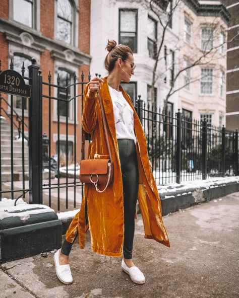 How to Wear a Long Velvet Duster | Fashion | Karina Style Diaries Gold Velvet Jacket Outfit, Duster And Leggings Outfit, Duster Outfit, Karina Style, Short Wrap Skirt, Velvet Duster, Chicago Street, Chanel Espadrilles, Velvet Cardigan