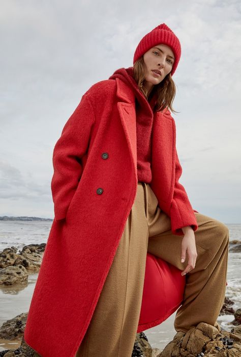 Red Outfit Winter, Red Coat Outfit, Fashion Intern, Frock Designs For Girl, Mantel Cape, Red Winter Coat, Fall Winter Coat, Winter Mood, Coat Outfit