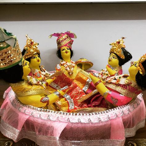 Gangaur  5 idols set in just 1200 ₹ Available easily in market Gangore Festival, Gauri Shankar, Card Design Handmade, Mehndi Art Designs, Mehndi Art, Diy Crafts For Gifts, Wedding Things, Colorful Wallpaper, Mehndi Designs