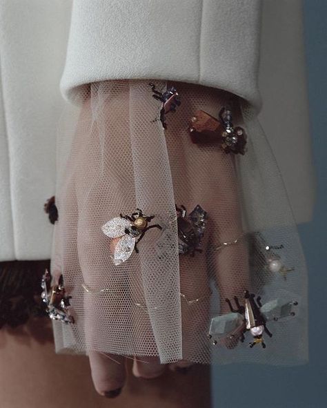 . Embellishments Fashion, Gaun Tulle, Detail Couture, Embroidery Fashion Detail, Floral Embellishment, Embellishment Details, Valentino Couture, Couture Looks, Dior Haute Couture