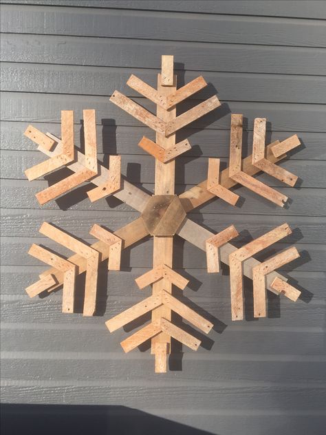 Pallet & lathe Snowflake 4 Large Wooden Snowflakes Diy, Wood Snowflake Diy, Diy Wood Snowflakes, Wooden Snowflakes Diy, Pallet Snowflake, Pallet Wood Christmas, Christmas Diy Wood, Wood Snowflake, Pallet Christmas