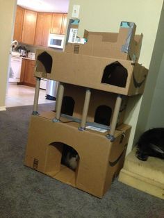 30 Times People Built Their Cats A Cardboard Fort And It's An Ecological Solution To Where To Put All The Boxes Kitty Supplies, Cat House Diy Cardboard, Bunny Castle, Cardboard Forts, Diy Cat Tower, Cardboard Cat House, Cat Castle, Diy Cat Tree, Cat House Diy