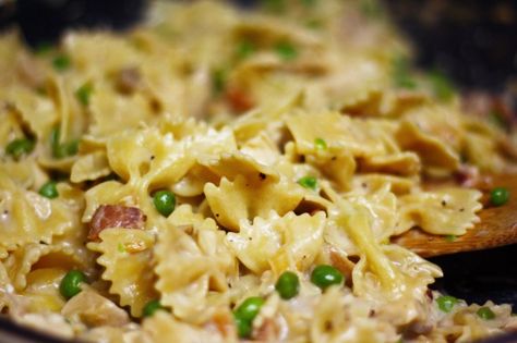 Creamy Bowtie Pasta. Made this tonight, but added italian sausage, peas, red pepper, asparagus, and italian seasoning. Cream sauce was heavy cream + chicken broth + pasta water. Pasta Carbonara With Peas, Creamy Bowtie Pasta, Creamy Pasta With Peas, Chicken Peas Pasta, Carbonara With Peas, Chicken Peas Recipe, Chicken Bowtie Pasta, Pasta Recipes Easy Fast, Bow Tie Pasta Recipe