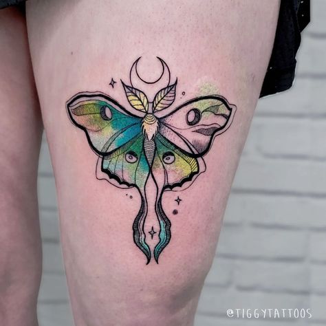 Fineline Watercolor Tattoo, Moth Tattoo Ideas, Luna Moth Tattoo, Moth Tattoos, Moth Tattoo Design, Gamer Tattoos, Tattoos Geometric, Moth Tattoo, Inspiration Tattoo