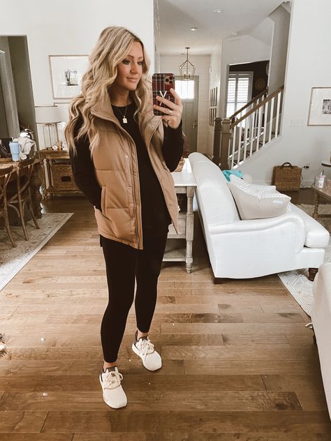 Breckenridge Outfits Spring, Leggins Winter Outfit, Fall Outfits Cozy Casual, Fall Soccer Game Outfit, Fall Outfits Curvy Women 2024, Canada Outfit Fall, Sweater Leggings And Boots, Cute Shopping Outfits Winter, Comfy Outfit Inspo Casual