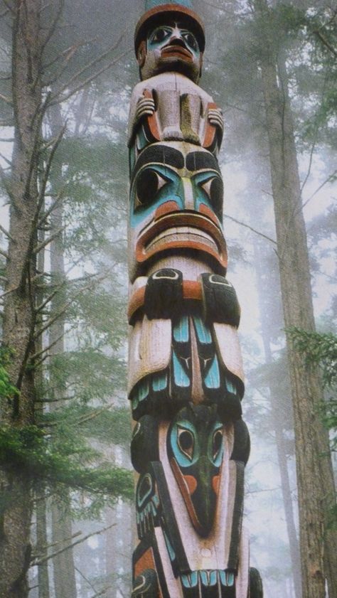 totem pole in the forest - would LOVE this in my back yard Forest Description, Magnet Lessons, Native American Totem Poles, Indian Diy, Arte Haida, Indian Totem, Totem Pole Art, Native American Totem, Indian Territory